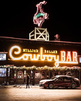 拍摄杰克逊市夜间照明的标志性百万美元牛仔酒吧，位于怀俄明州