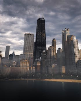 芝加哥的天际线充满动感，高耸的摩天大楼与倒映在密歇根湖上的戏剧性天空交相辉映