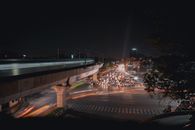 海得拉巴充满活力的夜景、地铁和繁华的交通，展示了城市的生活