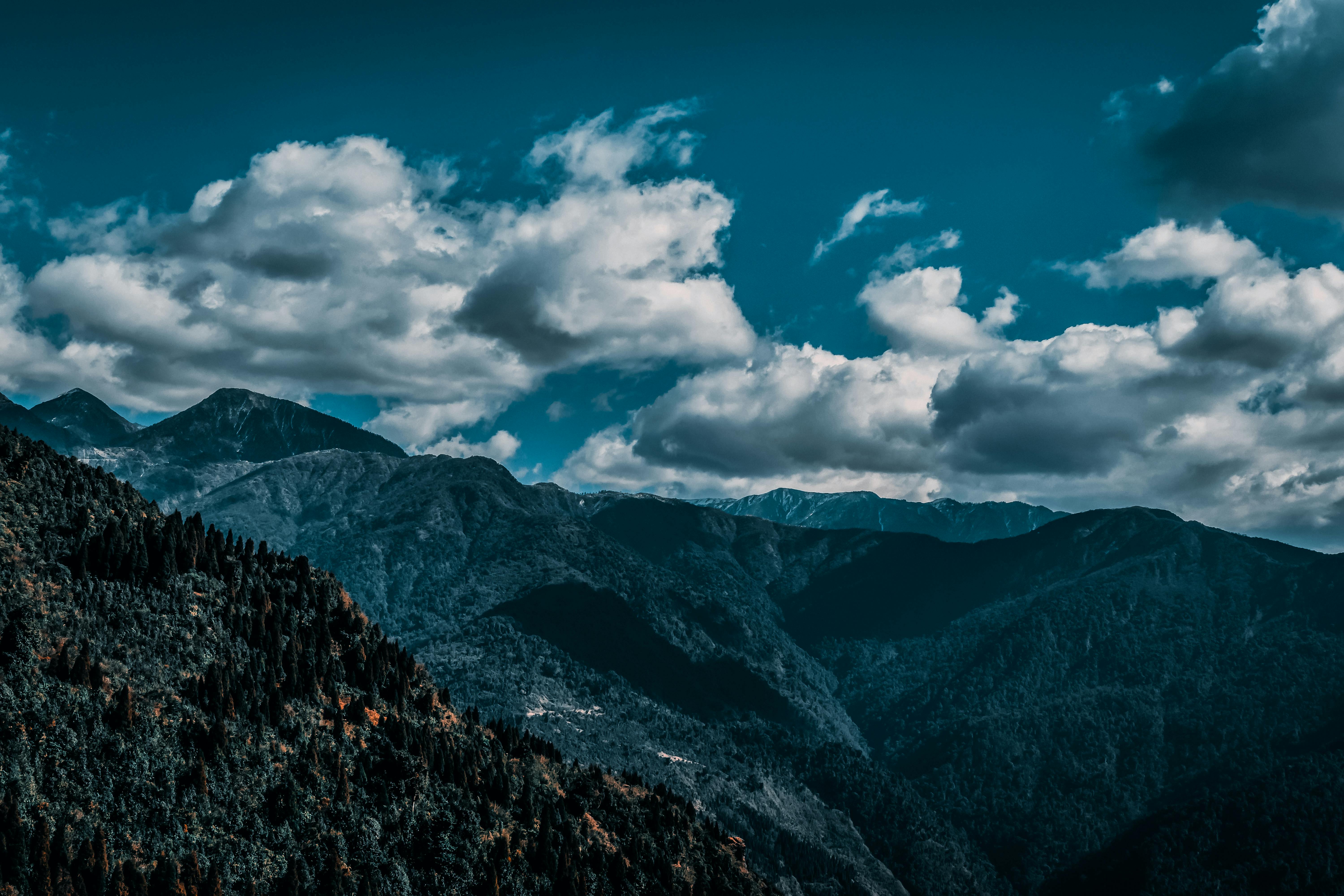 令人惊叹的山区景观与戏剧性的云，唤起了冒险与宁静之感