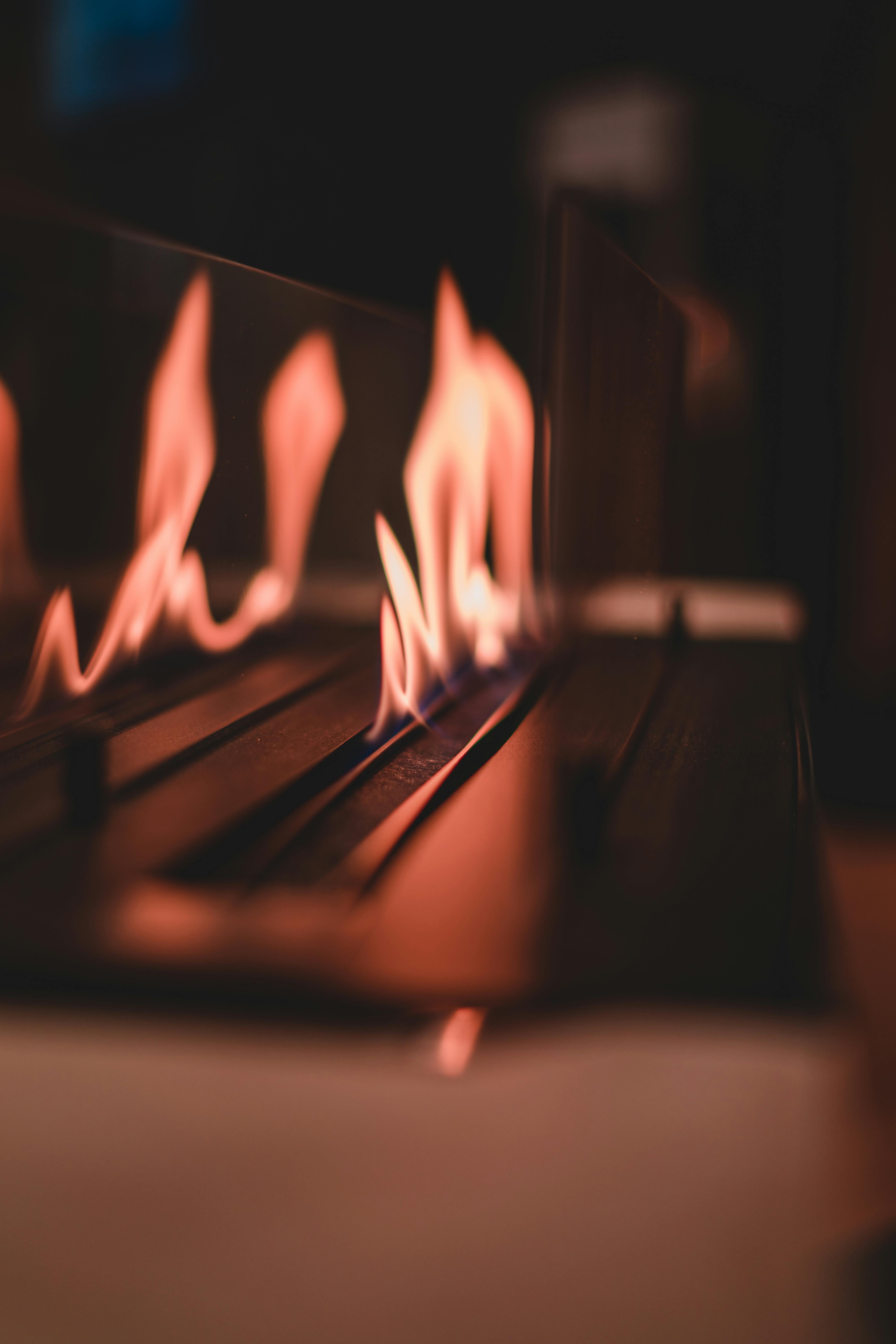 现代室内壁炉中，充满活力的火焰在艺术特写中跳舞
