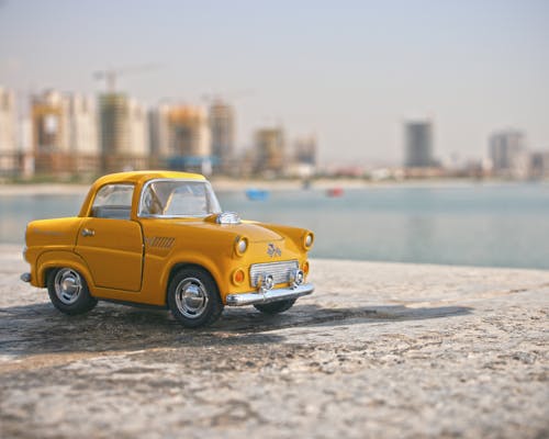 黄色汽车玩具的选择性聚焦摄影
