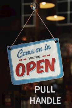 纳什维尔商店的复古风格开放标志欢迎顾客光临，非常适合展示商业氛围