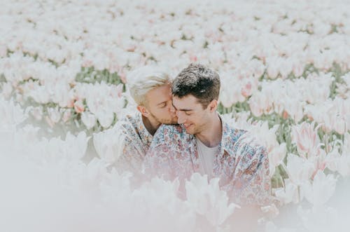 Pareja feliz en campo de tulipanes