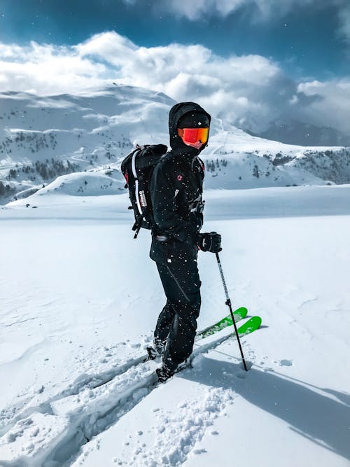 Homem Andando De Prancha De Esqui