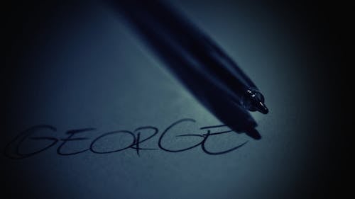ジョージのテキストと白い紙の上に黒いペン