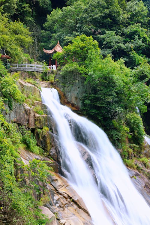 Бесплатное стоковое фото с вода, водопад, гора