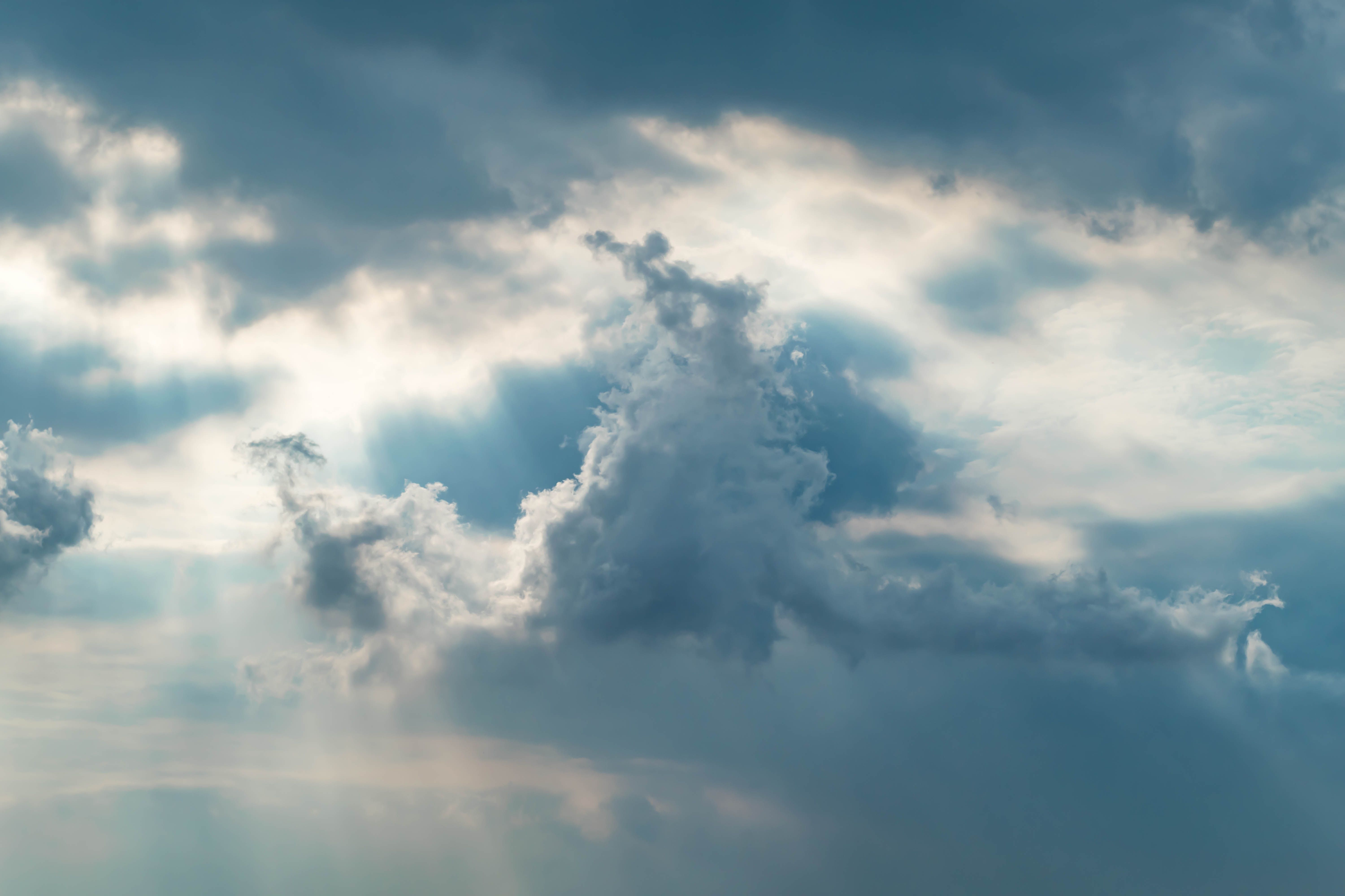 Sunbeams and Dense Cloud in Sky · Free Stock Photo