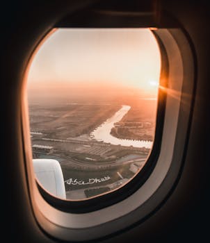 从飞机窗口俯瞰日落时分的阿布扎比，景色迷人