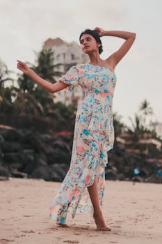 一位时尚女性身着花卉连衣裙，在孟买的海滩上优雅摆姿，捕捉着时尚与休闲的精髓