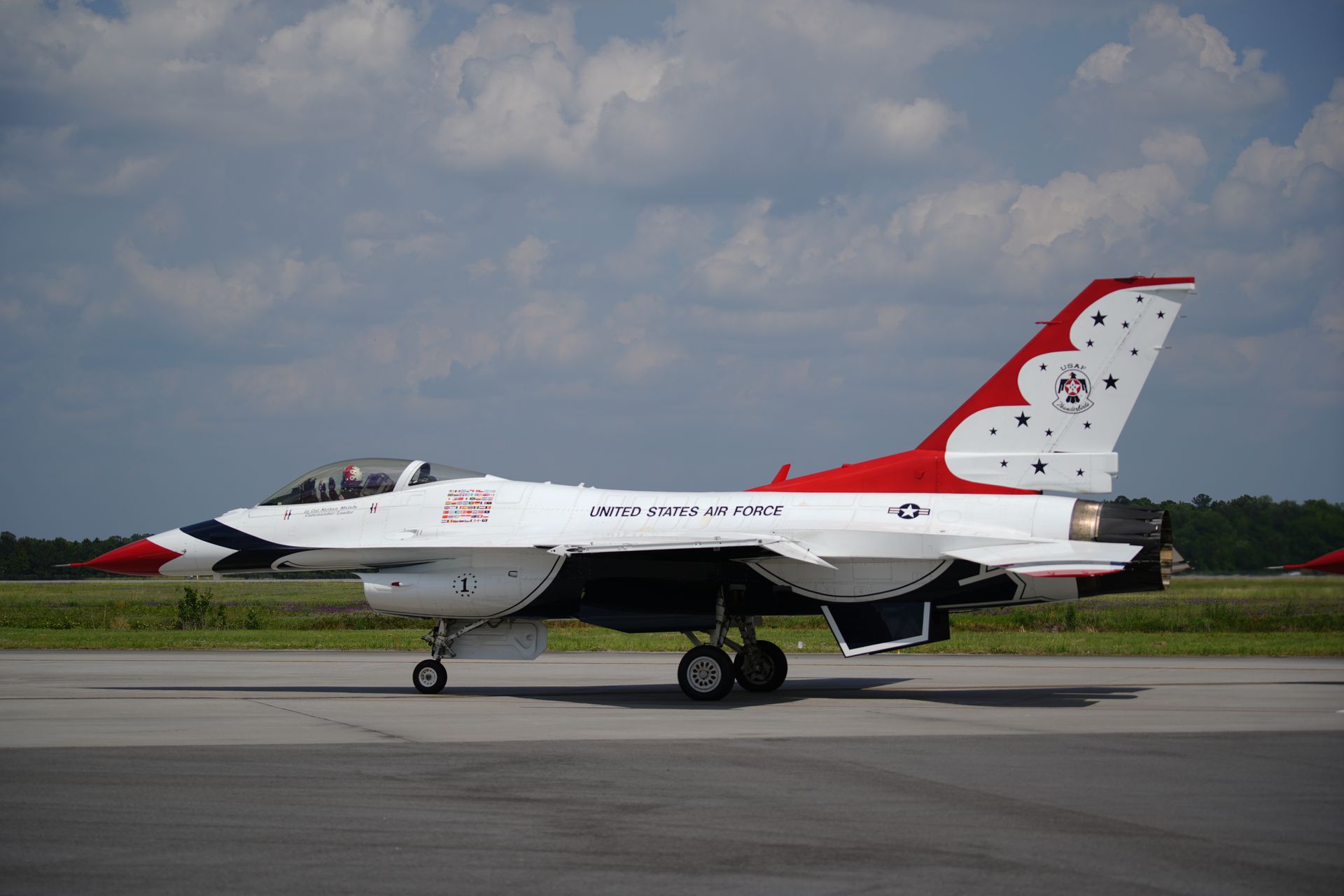 F-16 of the Thundebirds USAF Air Demonstration Squadron