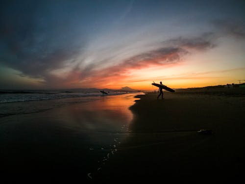 Pessoa Carregando Prancha De Surfe