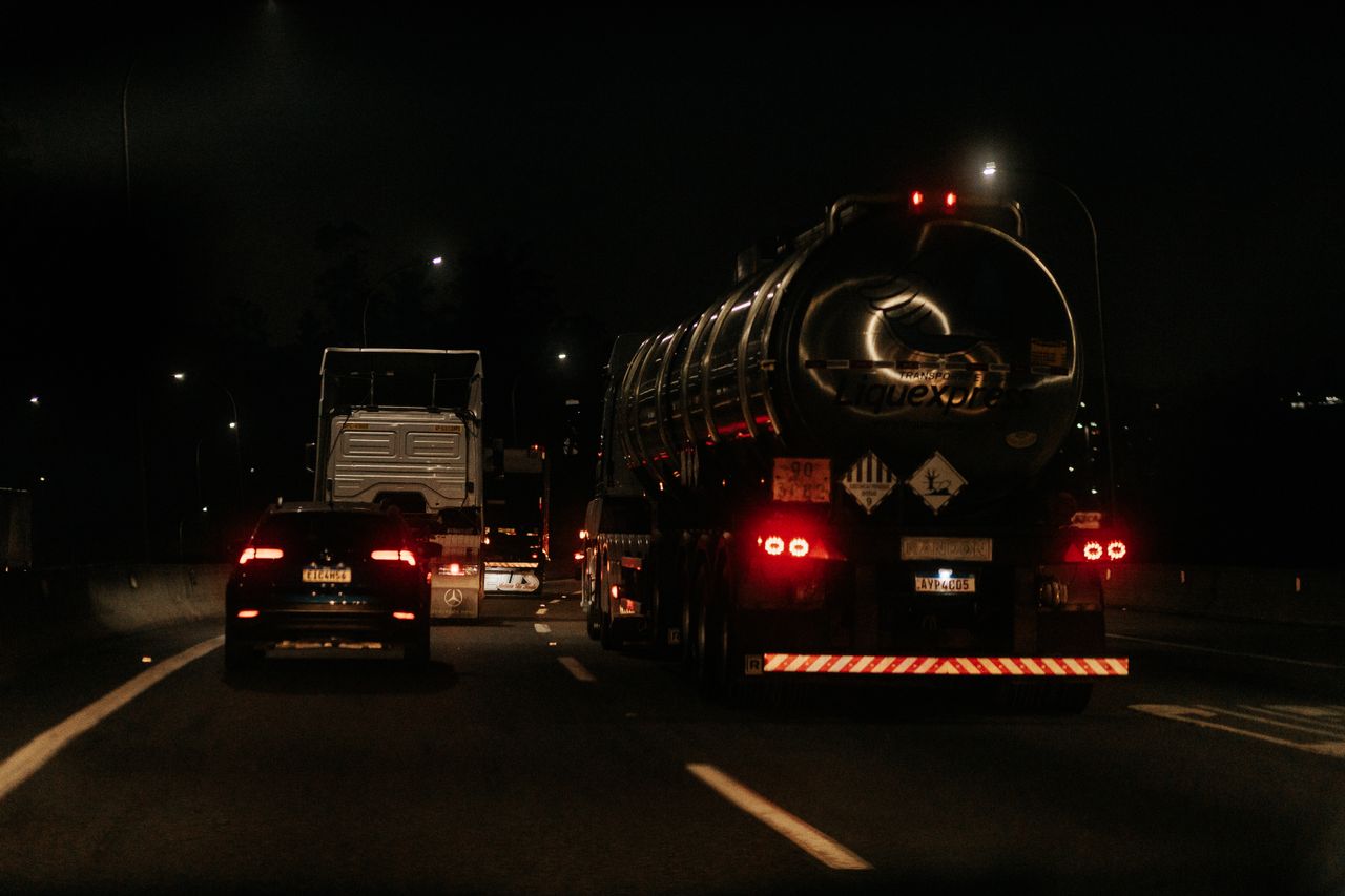 Prometna nesreća na autocesti s prevrnutim teretnim vozilom