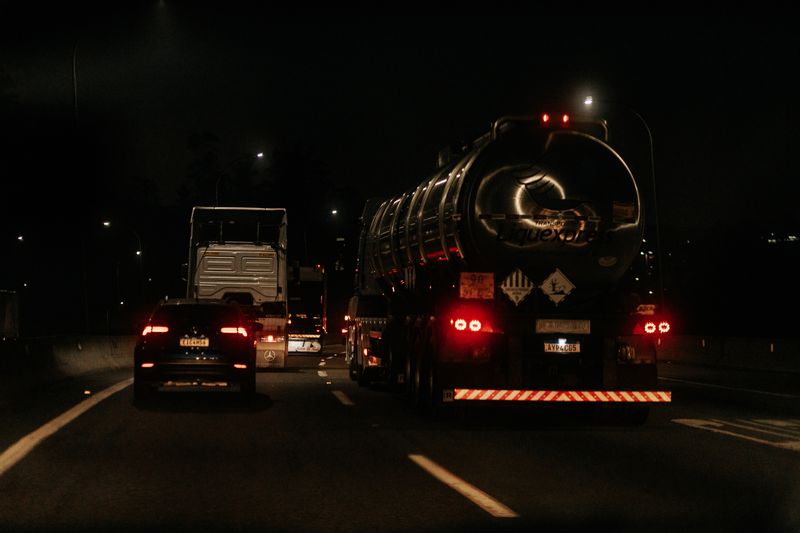 Prometna nesreća na autocesti s prevrnutim teretnim vozilom