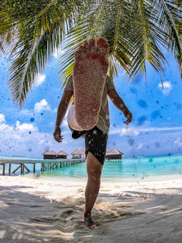 在马尔代夫的海滩休闲日，于棕榈树下嬉戏