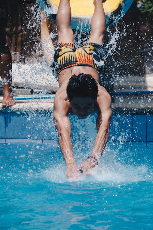 Uomo Che Salta Verso La Piscina