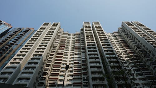 Foto profissional grátis de alto, ao ar livre, apartamento
