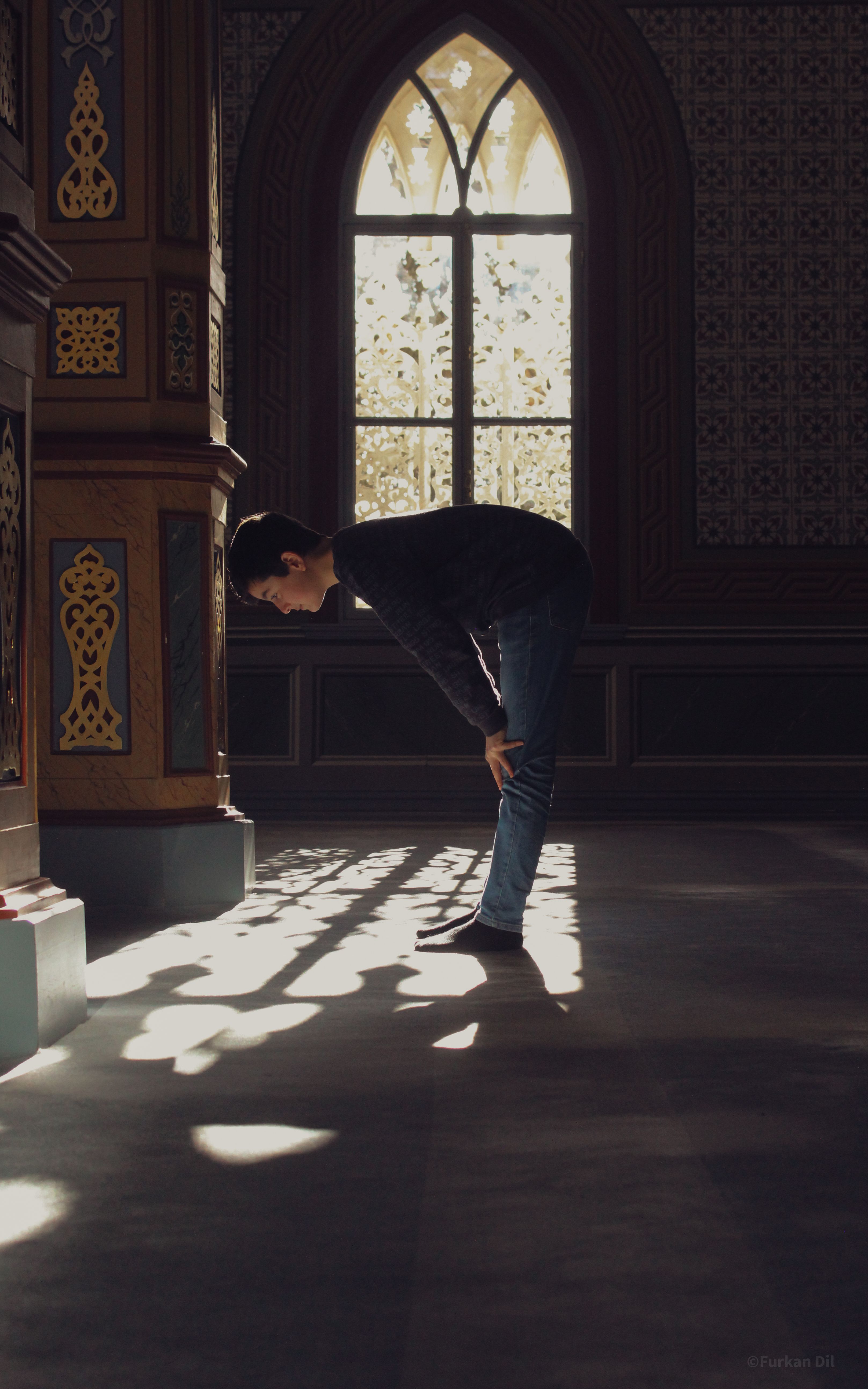 Man Bowing in Mosque · Free Stock Photo