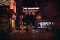 香港霓虹灯闪烁的街景，在夜晚展示着繁华的城市生活