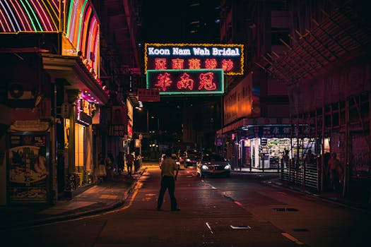 香港霓虹灯闪烁的街景，在夜晚展示着繁华的城市生活