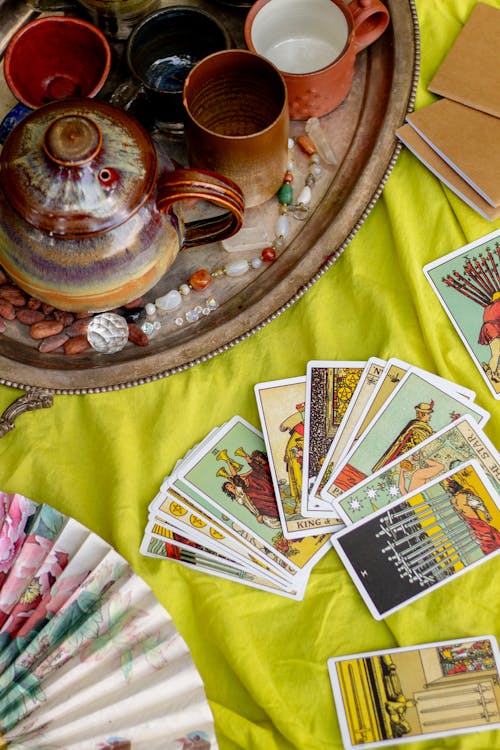 Tetera De Cacao Y Cartas Del Tarot