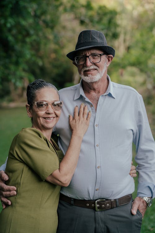 Free An older couple posing for a portrait in the park Stock Photo