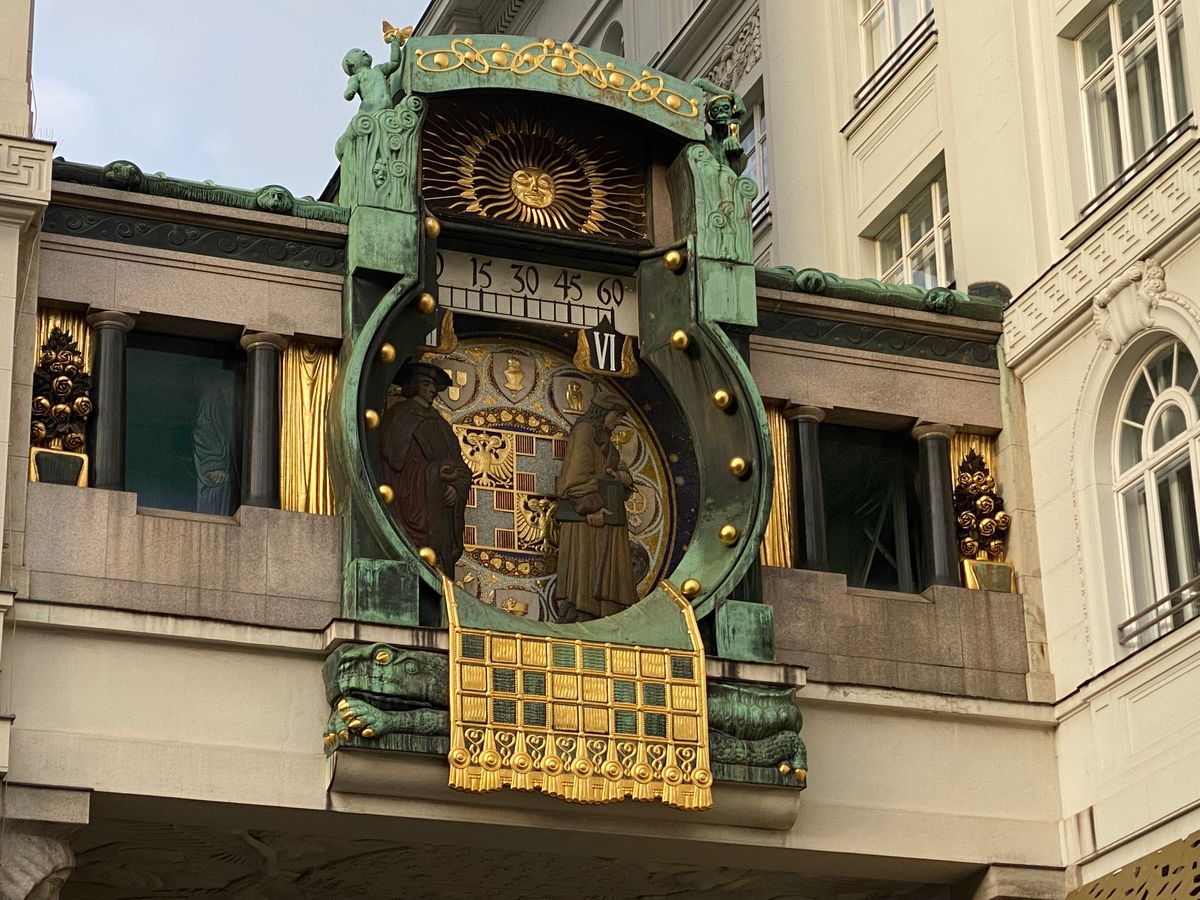 Ceasul Anker din Viena cu decorul său Jugendstil aurit