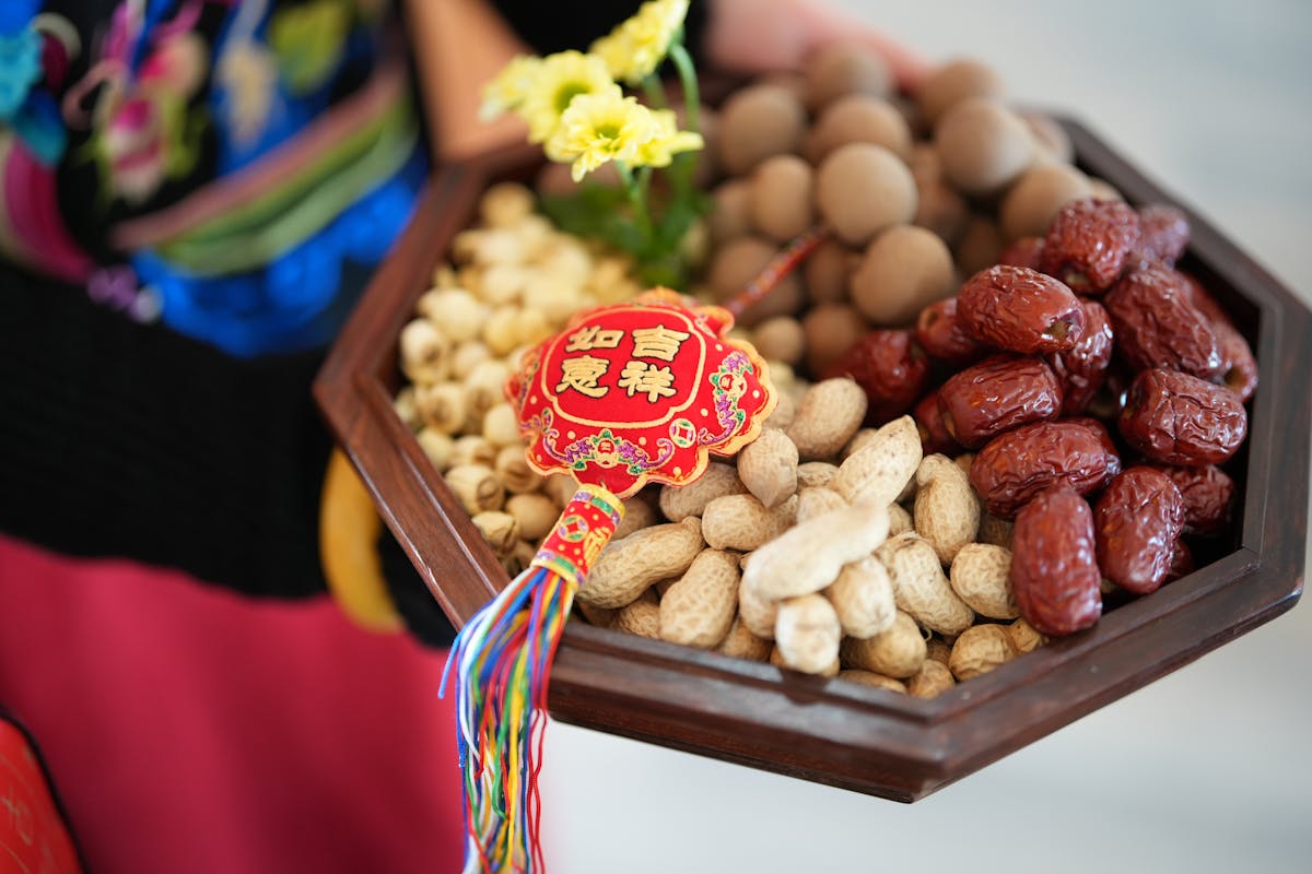 Vassoio con mandorle, altri frutti secchi e datteri disposti