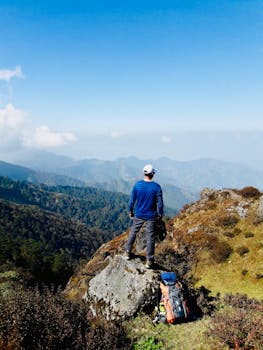 一位独到的徒步旅行者在晴朗的天空下，从尼泊尔的山峰欣赏全景
