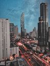黄昏时分，城市景观充满活力，星空与现代摩天大楼交相辉映