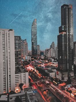 黄昏时分，城市景观充满活力，星空与现代摩天大楼交相辉映