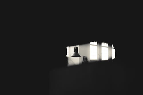 Darmowe zdjęcie z galerii z czarno-biały, lampa, okna