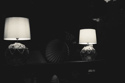 Kostenloses Stock Foto zu lampen, licht, schwarz und weiß