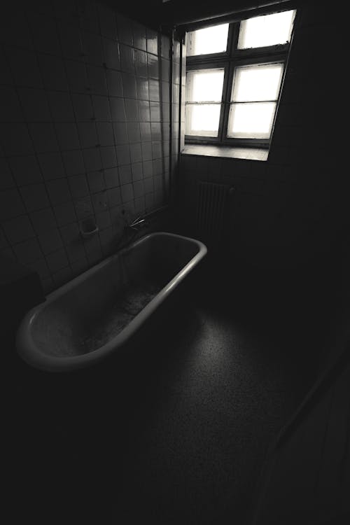 Foto stok gratis bak mandi, bangunan terlantar, hitam & putih