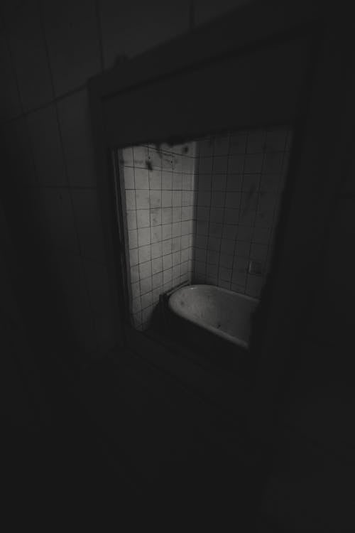 คลังภาพถ่ายฟรี ของ ขาวดำ, ตึกร้าง, อ่างอาบน้ำ