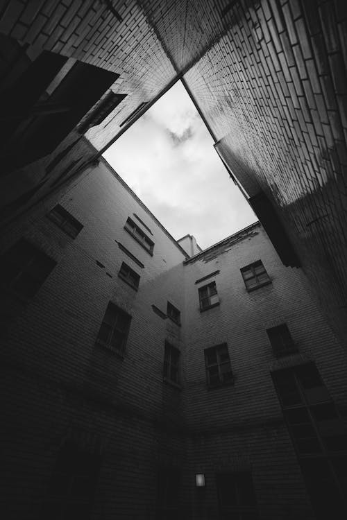 Photos gratuites de bâtiment abandonné, noir et blanc, perspective