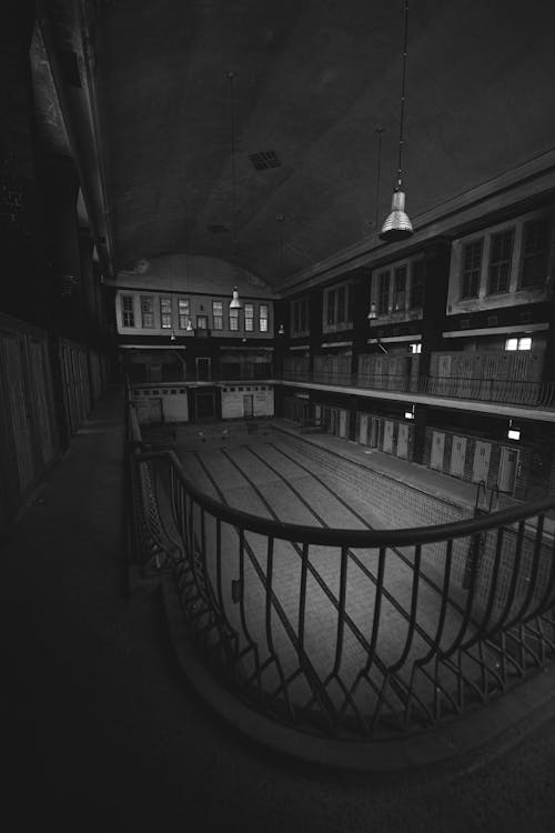 Darmowe zdjęcie z galerii z basen, czarno-biały, opuszczony budynek