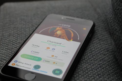 Iphone Ligado Exibindo O Aplicativo Pokémon Go Charizard