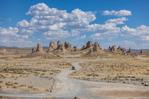 Foto d'estoc gratuïta de àrid, camí de carro, cotxe