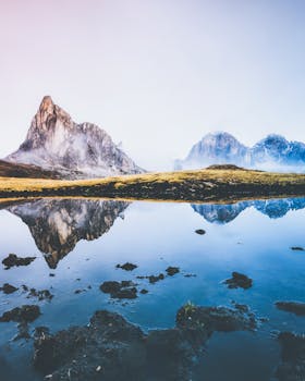 意大利威尼托冬季宁静的山水风光；山脉倒映在平静的湖面上