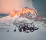 意大利特伦蒂诺-南蒂罗尔州白雪皑皑的山脉上，日出十分美丽
