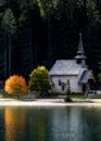 秋色倒映水中，特伦蒂诺-南蒂罗尔州湖边的石教堂宁静伫立