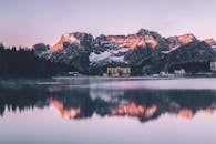 意大利米苏里纳湖的风景和日出时山脉的倒影