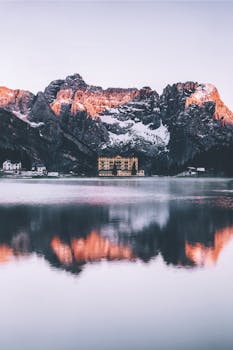 日出时分，多洛米蒂山倒映在意大利威尼托的米苏里纳湖中