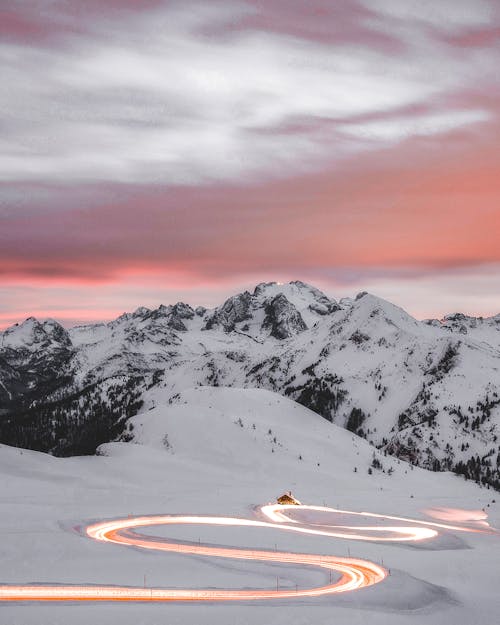 Zeitrafferfotografie Der Gekrümmten Straße Mit Vorbeifahrenden Fahrzeugen