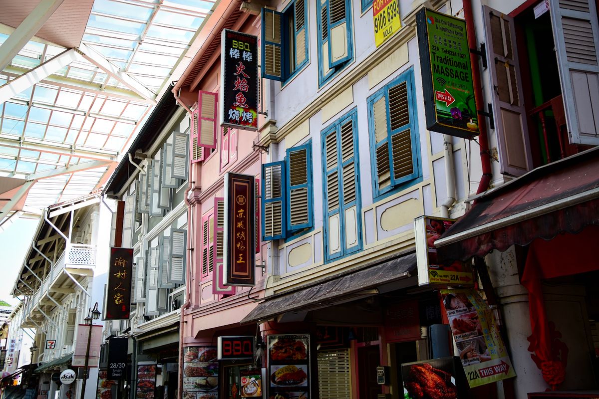 Singapore - stradă din Chinatown cu clădiri colorate