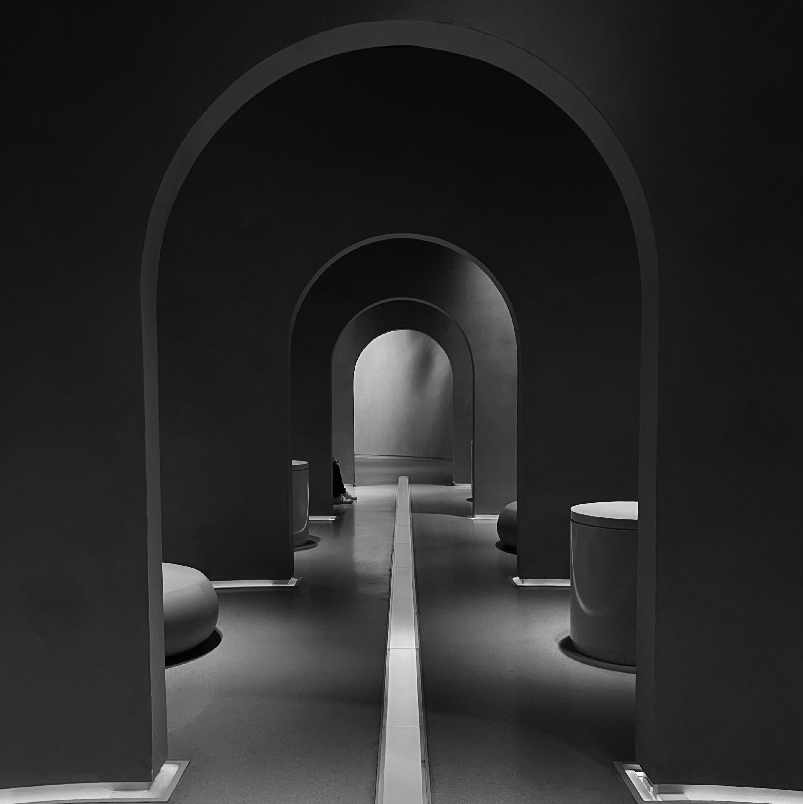 Gratuit Ușa Simetrică A Unei Clădiri Moderne în Alb și Negru Fotografie de stoc