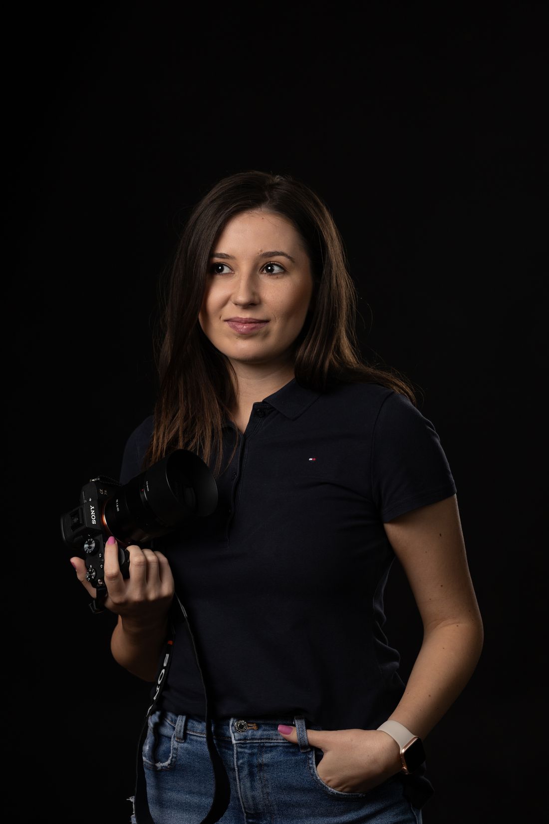 Fotografin mit Kamera im Studio – professionelle Bilder brauchen Planung, nicht nur Technik.