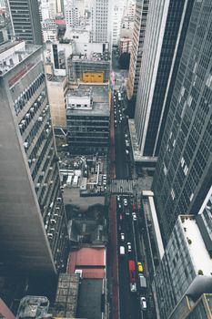 从高处俯瞰城市景观，繁华的街道和高耸的摩天大楼尽收眼底