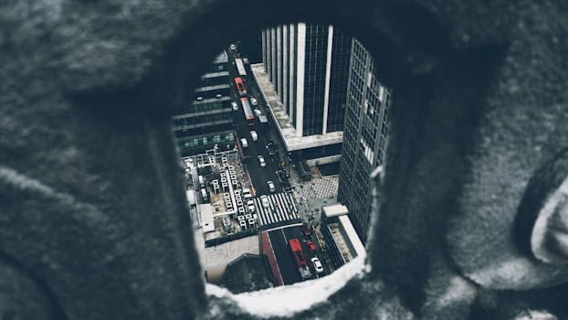 从石架望去的城市街道，呈现出交通与摩天大楼的独特视角